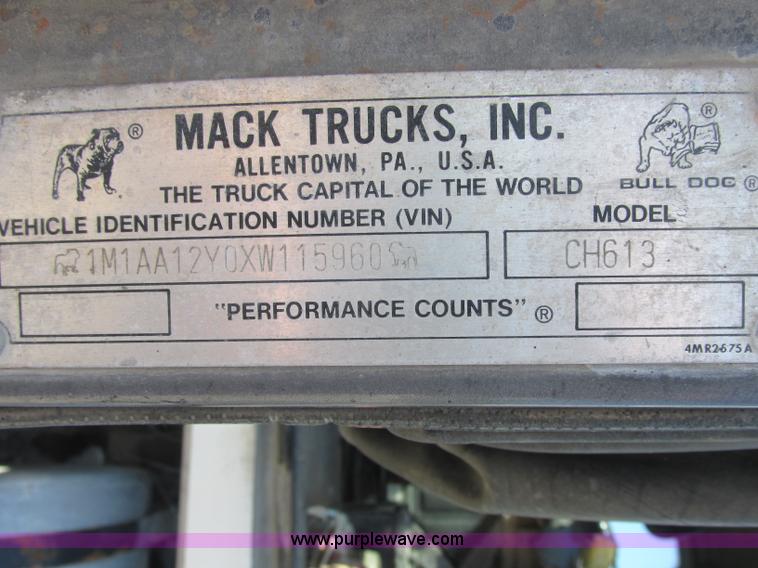 image for item J2467 1999 Mack CH613 semi truck