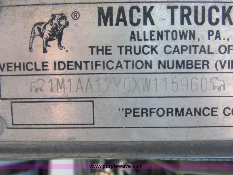 image for item J2467 1999 Mack CH613 semi truck