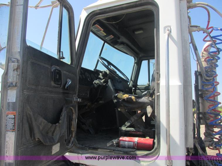 image for item J2467 1999 Mack CH613 semi truck