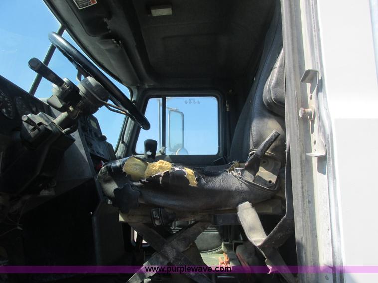 image for item J2467 1999 Mack CH613 semi truck