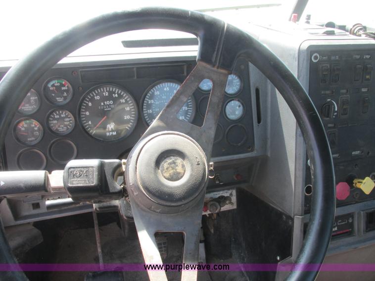 image for item J2467 1999 Mack CH613 semi truck