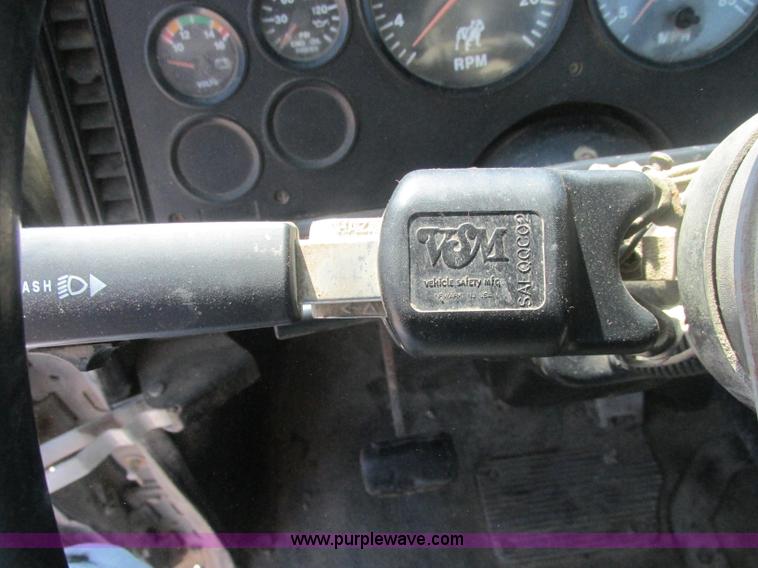 image for item J2467 1999 Mack CH613 semi truck