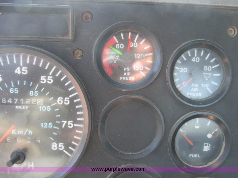 image for item J2467 1999 Mack CH613 semi truck