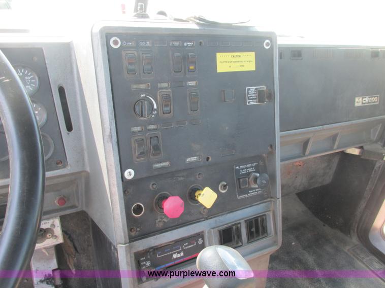 image for item J2467 1999 Mack CH613 semi truck