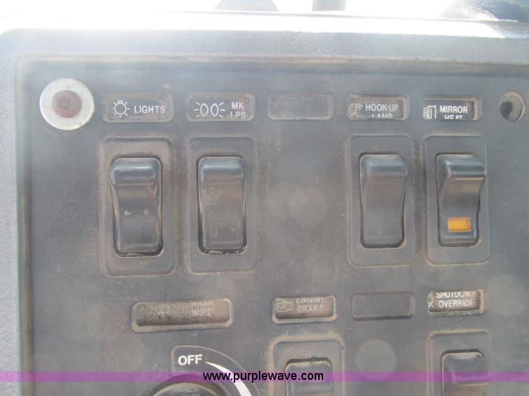 image for item J2467 1999 Mack CH613 semi truck