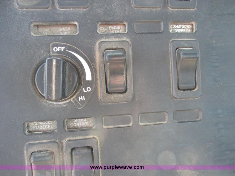 image for item J2467 1999 Mack CH613 semi truck