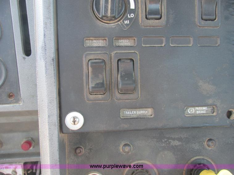 image for item J2467 1999 Mack CH613 semi truck