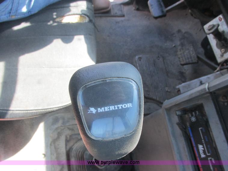 image for item J2467 1999 Mack CH613 semi truck