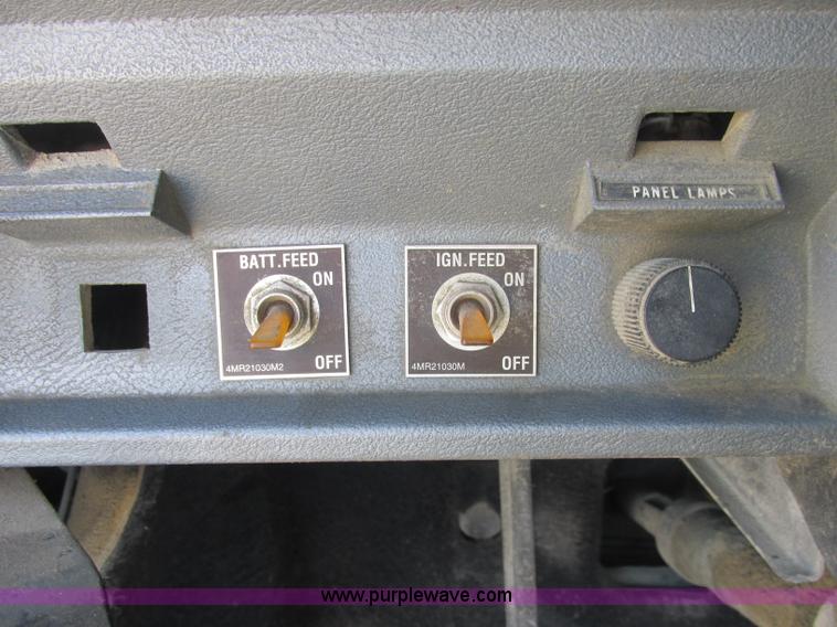 image for item J2467 1999 Mack CH613 semi truck