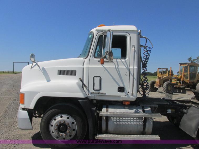 image for item J2467 1999 Mack CH613 semi truck