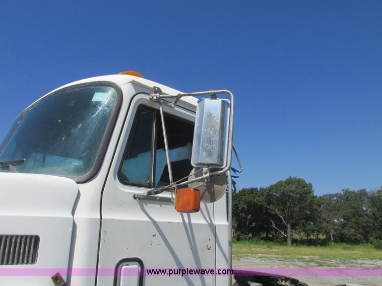 image for item J2467 1999 Mack CH613 semi truck