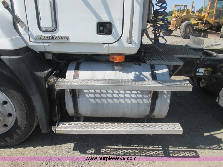 image for item J2467 1999 Mack CH613 semi truck