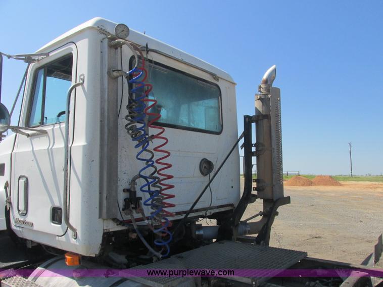 image for item J2467 1999 Mack CH613 semi truck