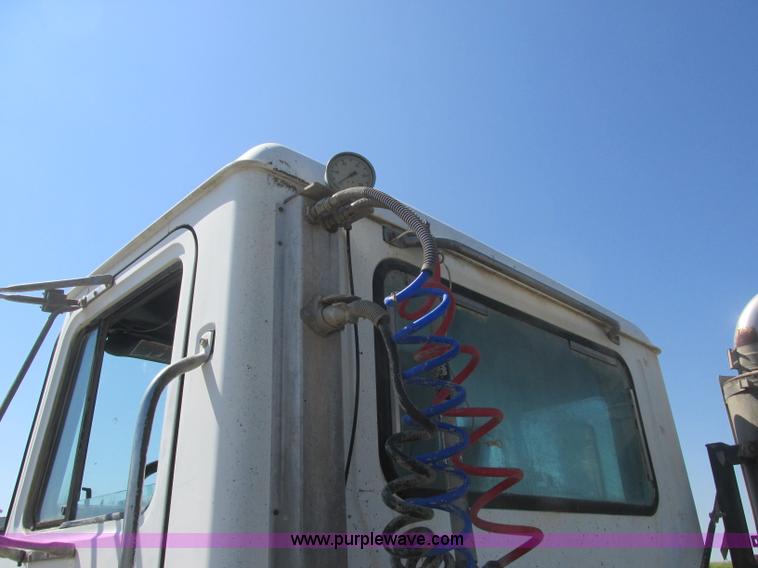 image for item J2467 1999 Mack CH613 semi truck