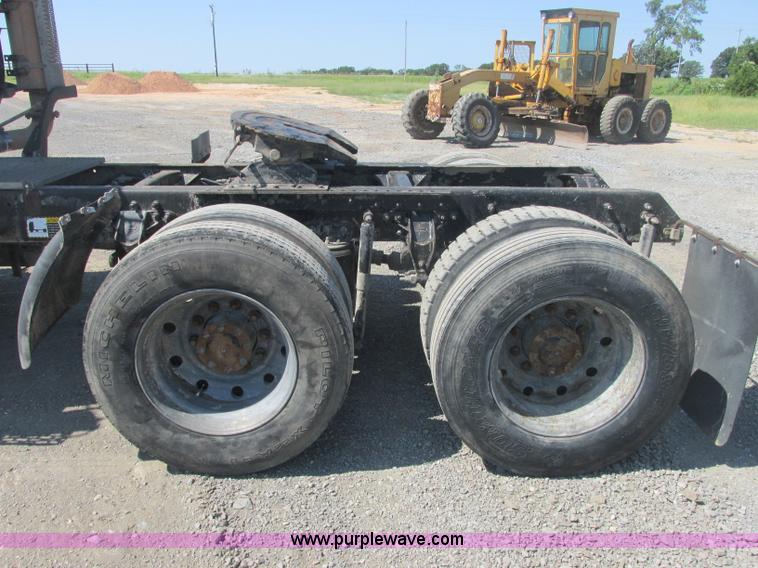 image for item J2467 1999 Mack CH613 semi truck