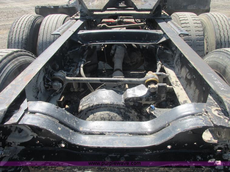 image for item J2467 1999 Mack CH613 semi truck