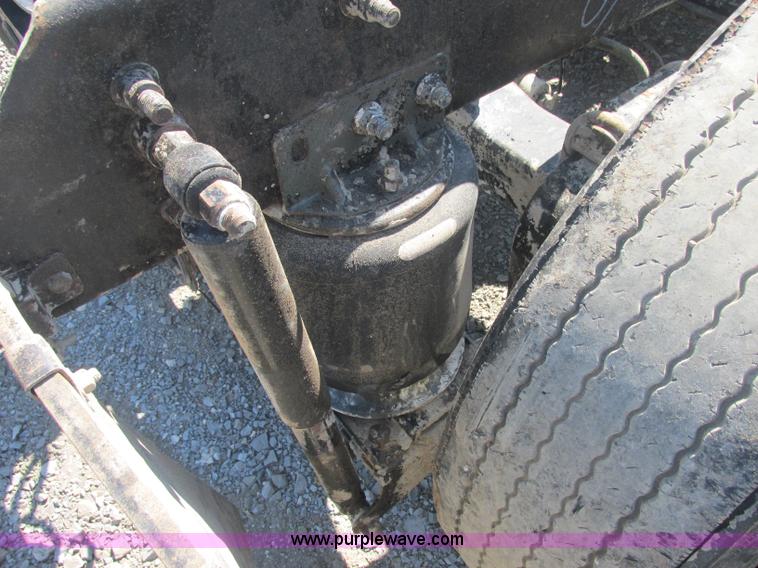 image for item J2467 1999 Mack CH613 semi truck