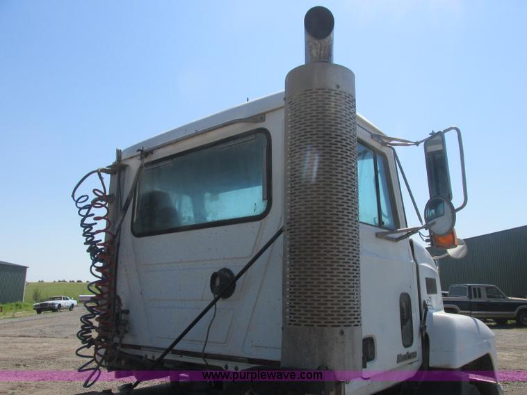 image for item J2467 1999 Mack CH613 semi truck