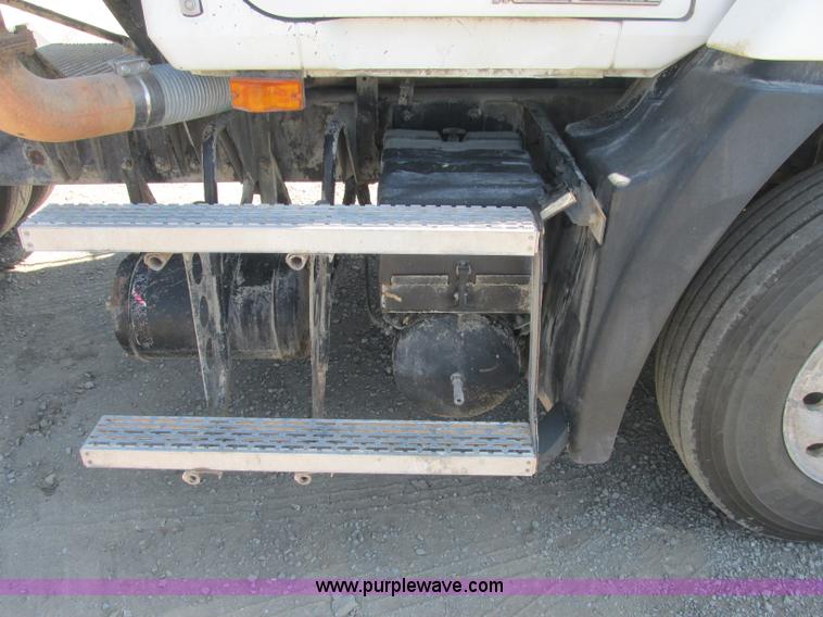 image for item J2467 1999 Mack CH613 semi truck