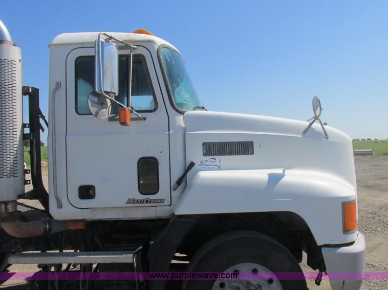 image for item J2467 1999 Mack CH613 semi truck