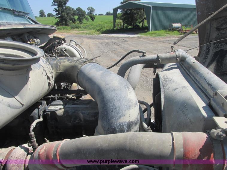 image for item J2467 1999 Mack CH613 semi truck