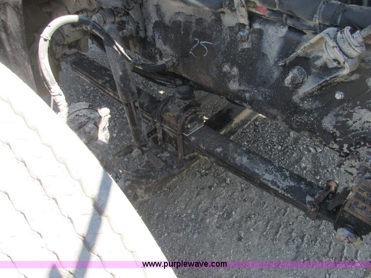 image for item J2467 1999 Mack CH613 semi truck