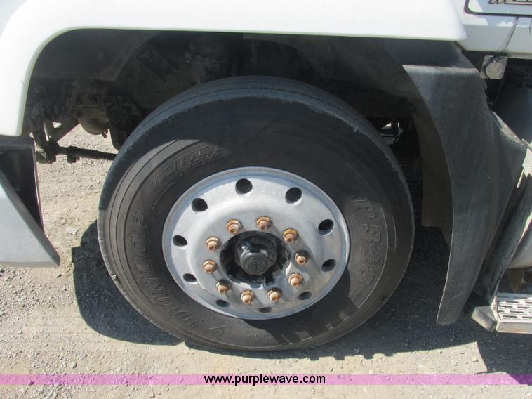 image for item J2467 1999 Mack CH613 semi truck