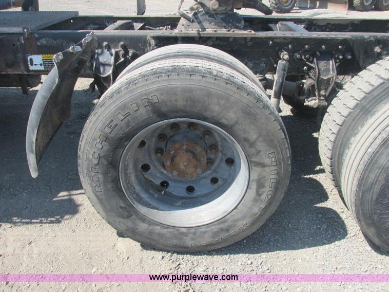 image for item J2467 1999 Mack CH613 semi truck