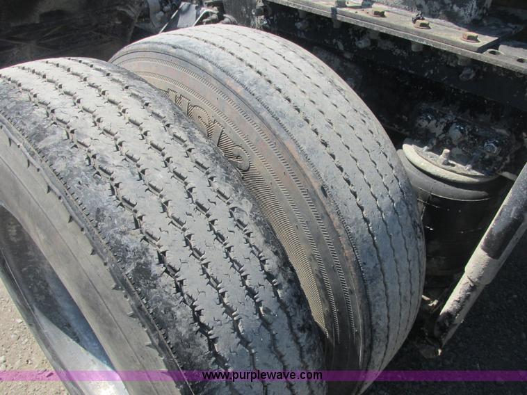 image for item J2467 1999 Mack CH613 semi truck