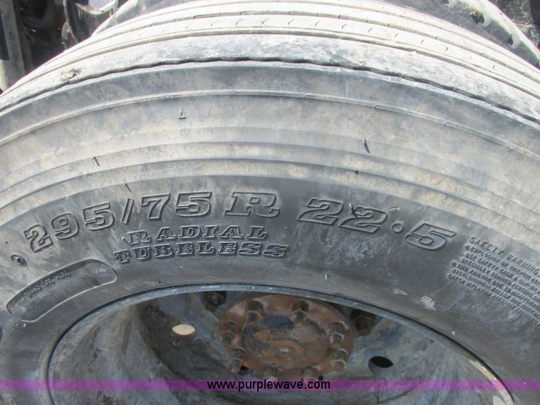 image for item J2467 1999 Mack CH613 semi truck