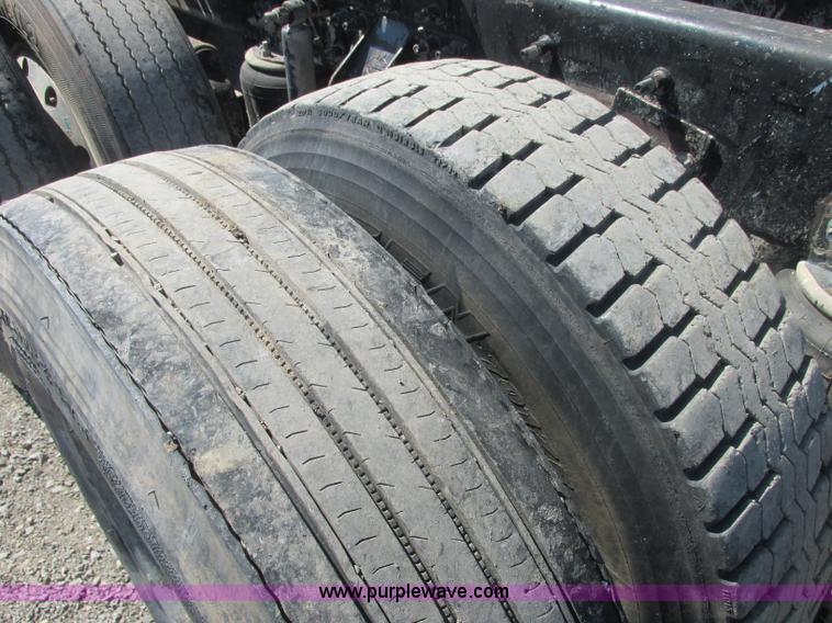 image for item J2467 1999 Mack CH613 semi truck