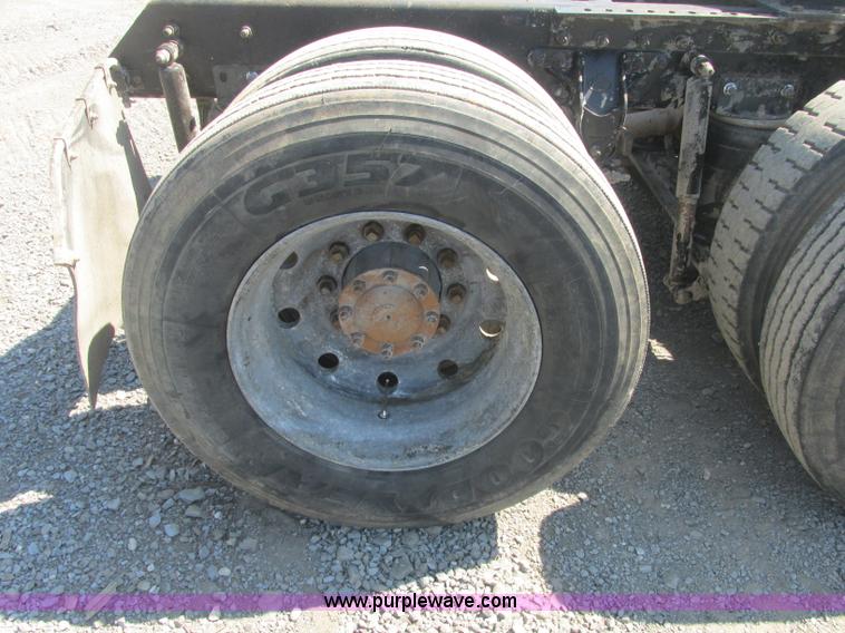 image for item J2467 1999 Mack CH613 semi truck