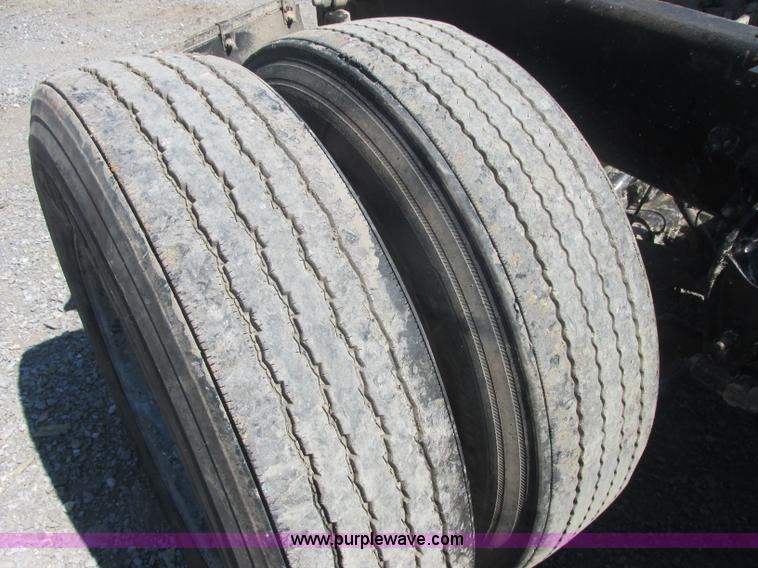 image for item J2467 1999 Mack CH613 semi truck