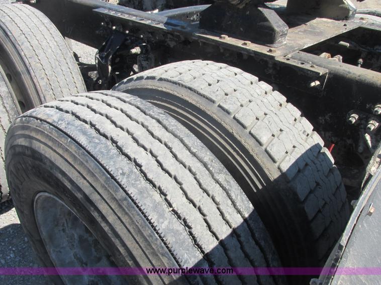 image for item J2467 1999 Mack CH613 semi truck