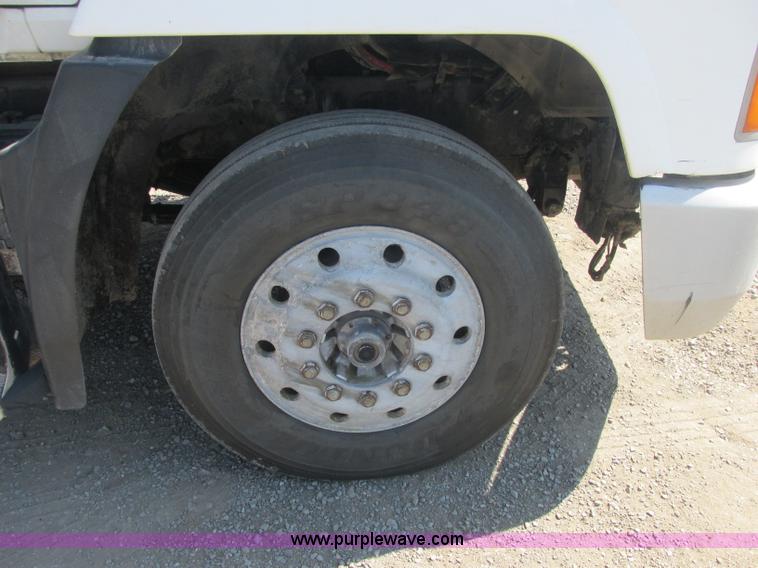 image for item J2467 1999 Mack CH613 semi truck