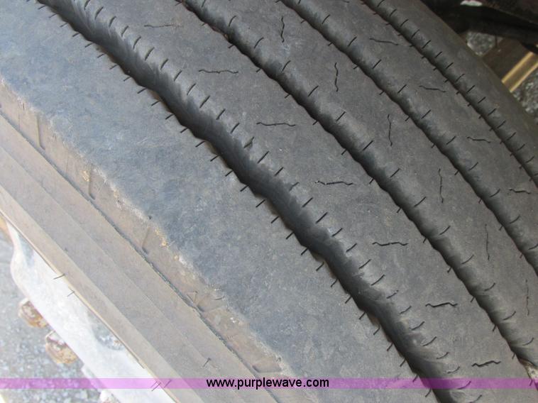 image for item J2467 1999 Mack CH613 semi truck