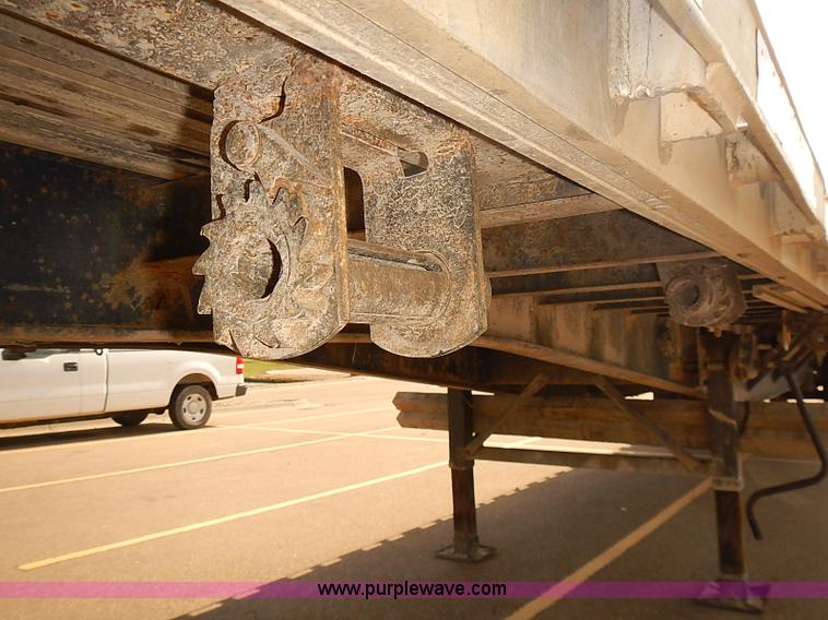 image for item J3055 1998 Wabash flatbed trailer