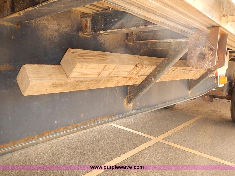 image for item J3055 1998 Wabash flatbed trailer