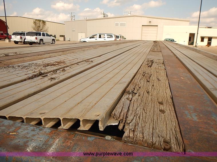 image for item J3055 1998 Wabash flatbed trailer
