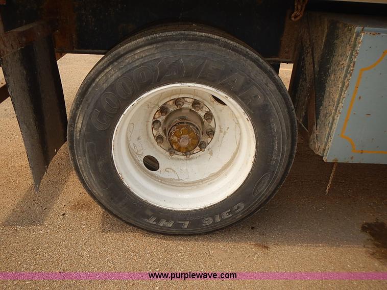 image for item J3055 1998 Wabash flatbed trailer