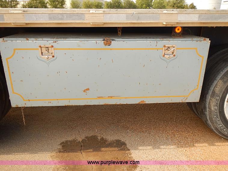 image for item J3055 1998 Wabash flatbed trailer