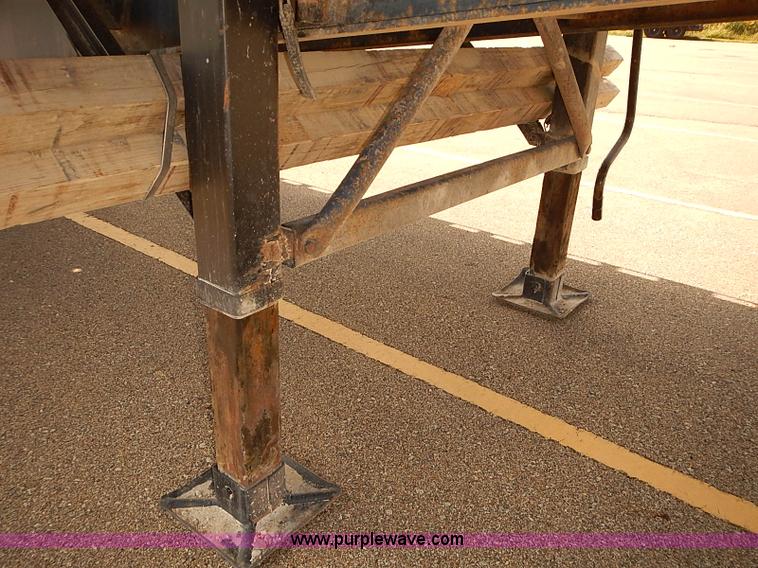 image for item J3055 1998 Wabash flatbed trailer