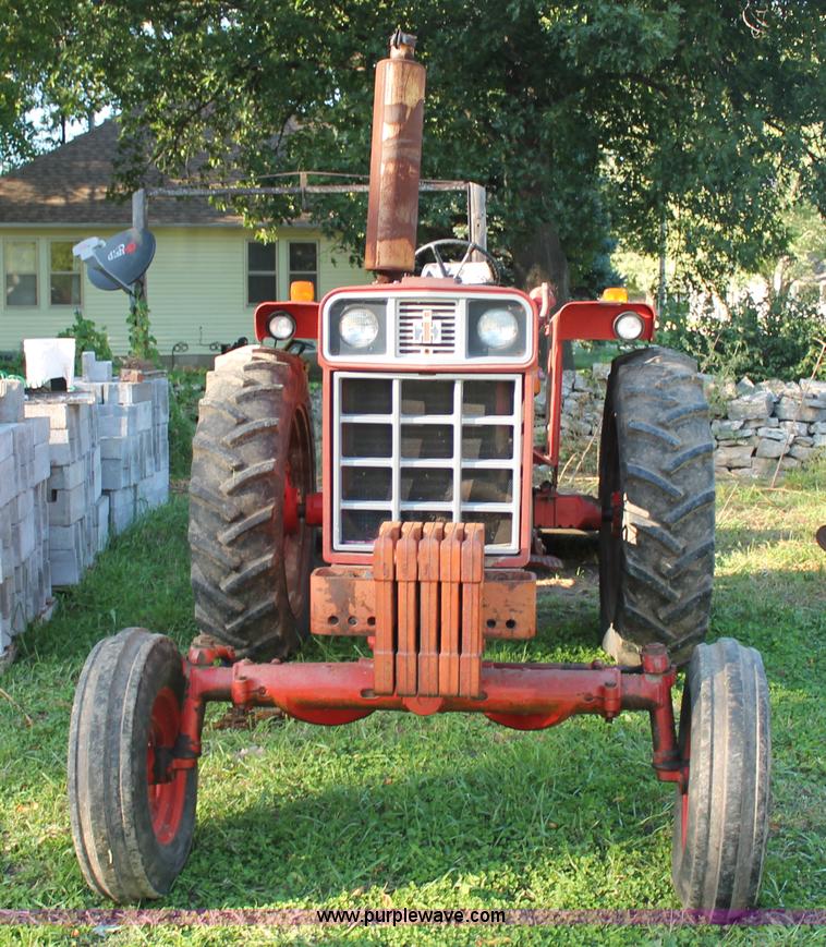 image for item AJ9257 1972 International Farmall 666 tractor