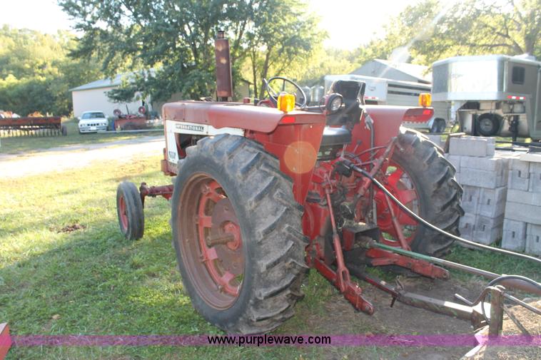 image for item AJ9257 1972 International Farmall 666 tractor