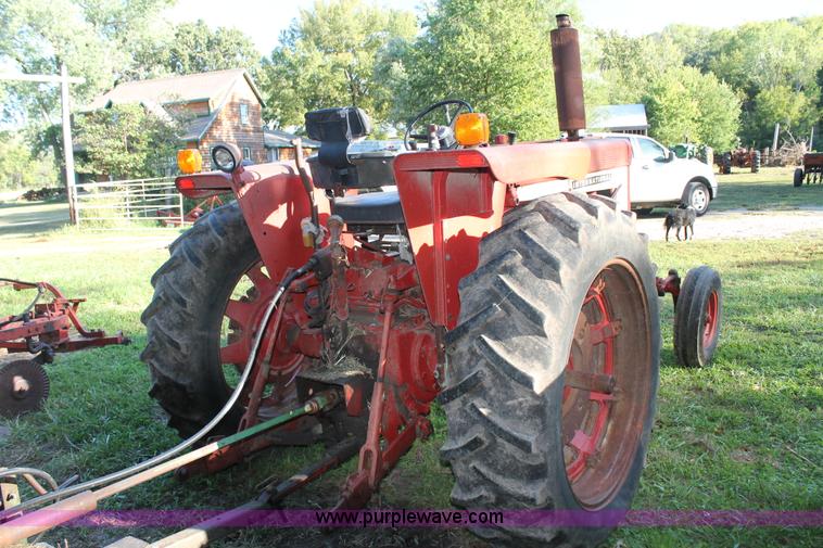image for item AJ9257 1972 International Farmall 666 tractor