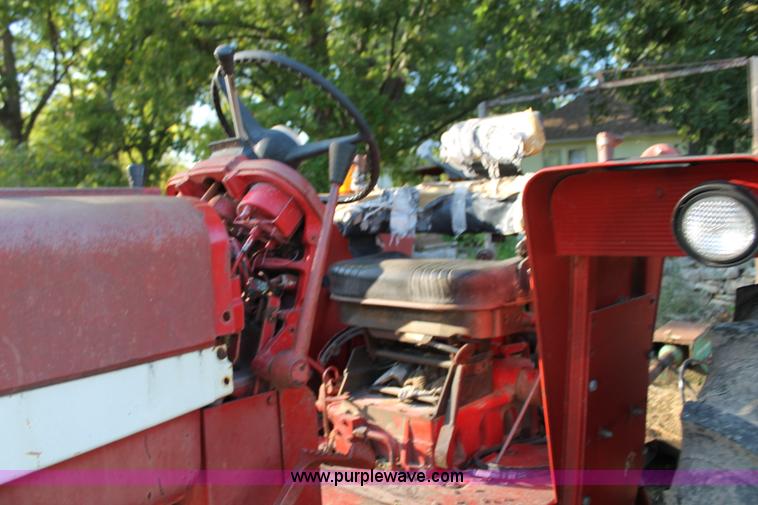 image for item AJ9257 1972 International Farmall 666 tractor