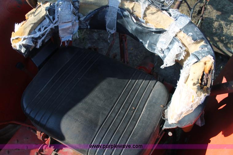 image for item AJ9257 1972 International Farmall 666 tractor