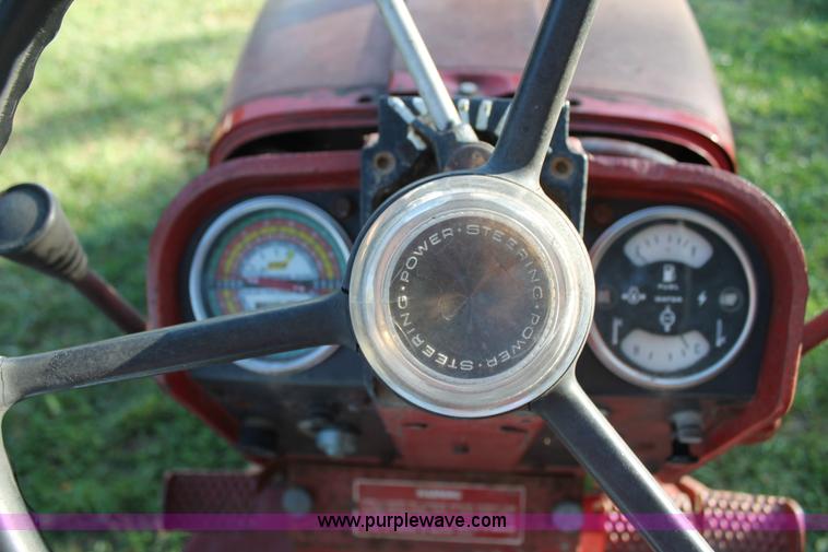 image for item AJ9257 1972 International Farmall 666 tractor