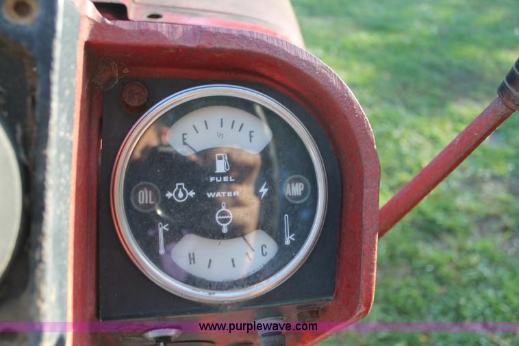 image for item AJ9257 1972 International Farmall 666 tractor