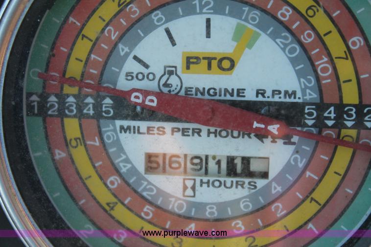 image for item AJ9257 1972 International Farmall 666 tractor